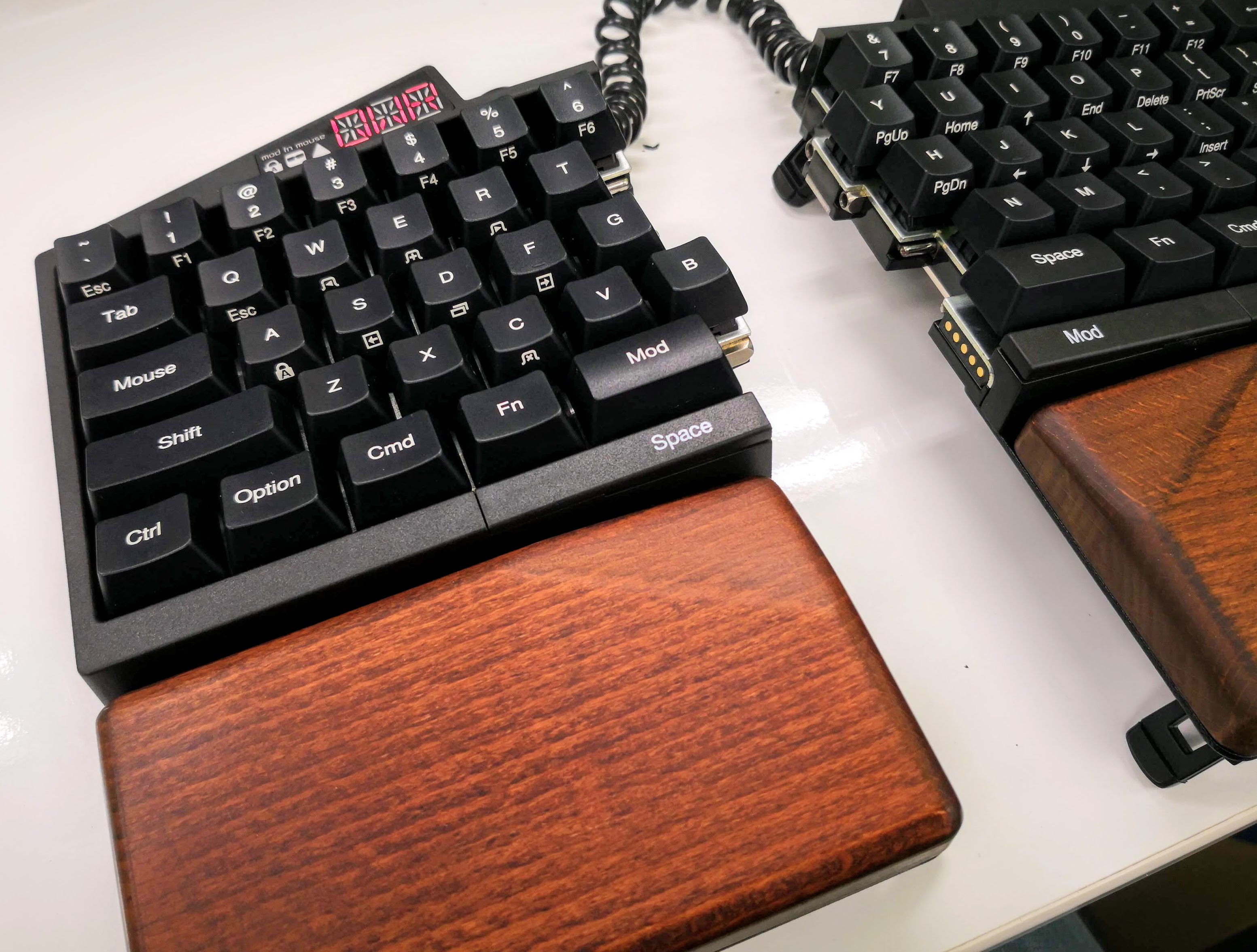 究極のキーボード、Ultimate Hacking Keyboardが届いた